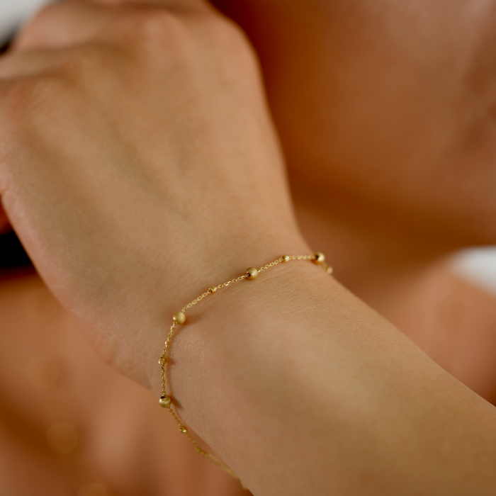 Bratara din Aur Galben de 18K cu Bile Diamantate si Bile Satinate Bratara din Aur Galben de 18K cu Bile Diamantate si Bile Satinate